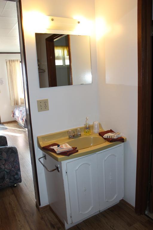 Raval Paradise Motel And Rv Park Youngstown Ngoại thất bức ảnh